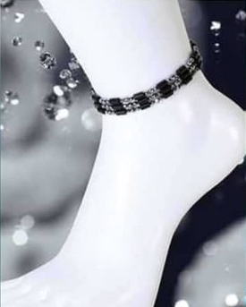 膝が痛む日には「アンクレットに」